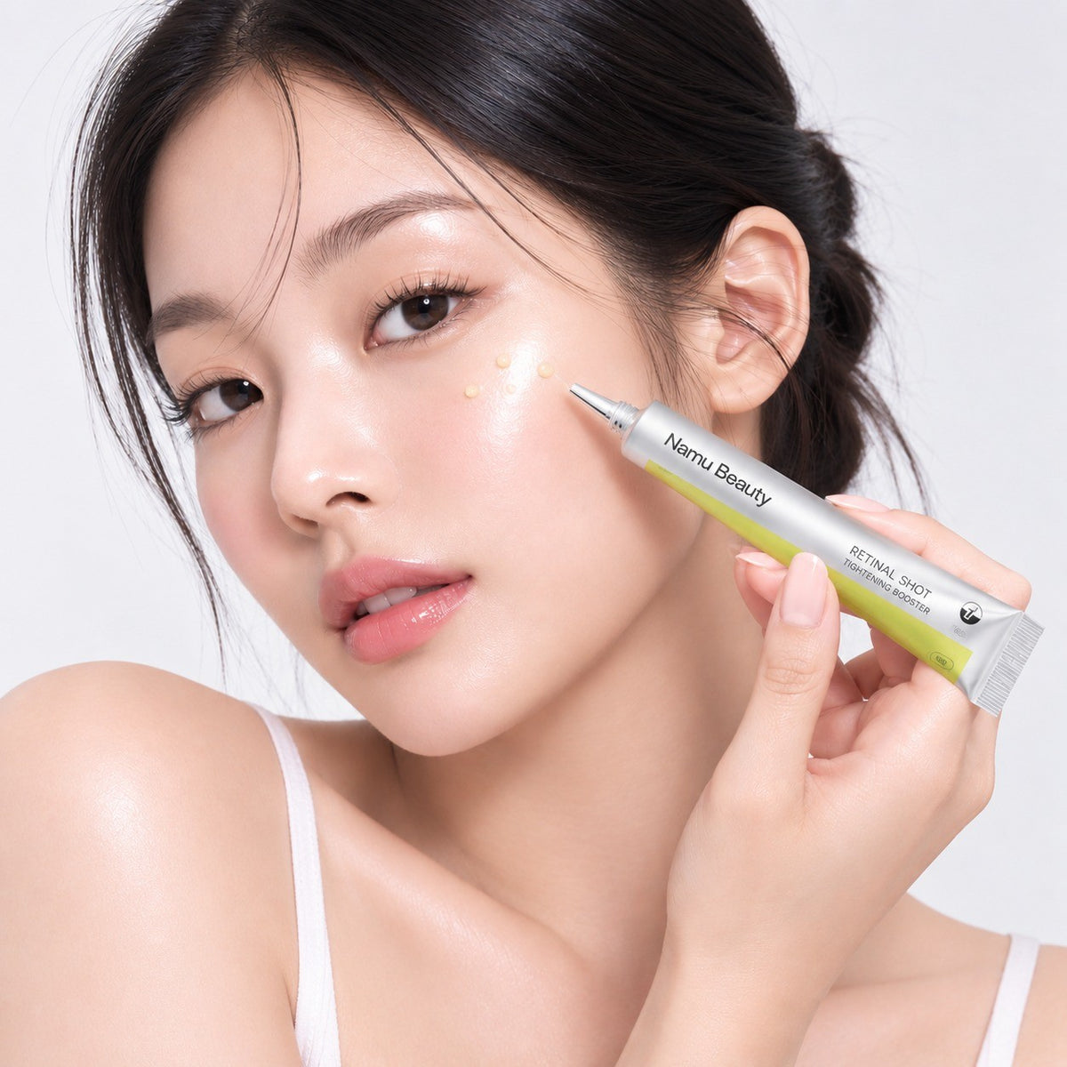 Application du booster rétinal anti-rides Namu Beauty sur le visage