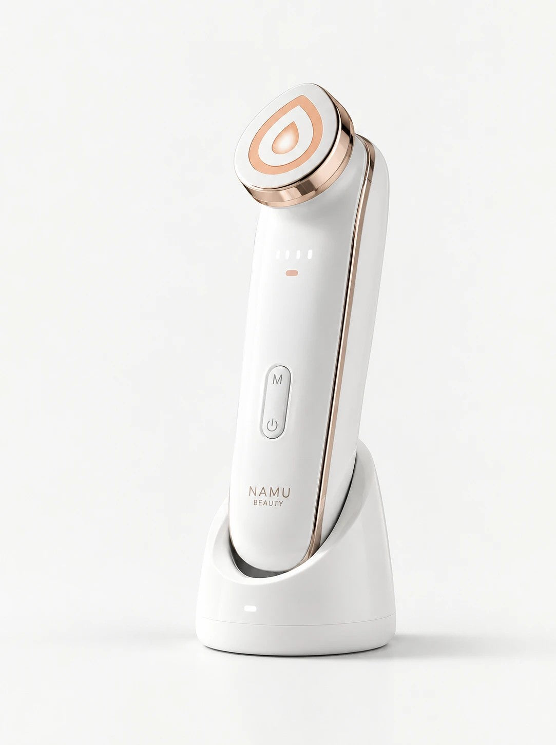 Booster LED visage anti-âge Namu Beauty sur sa base de charge