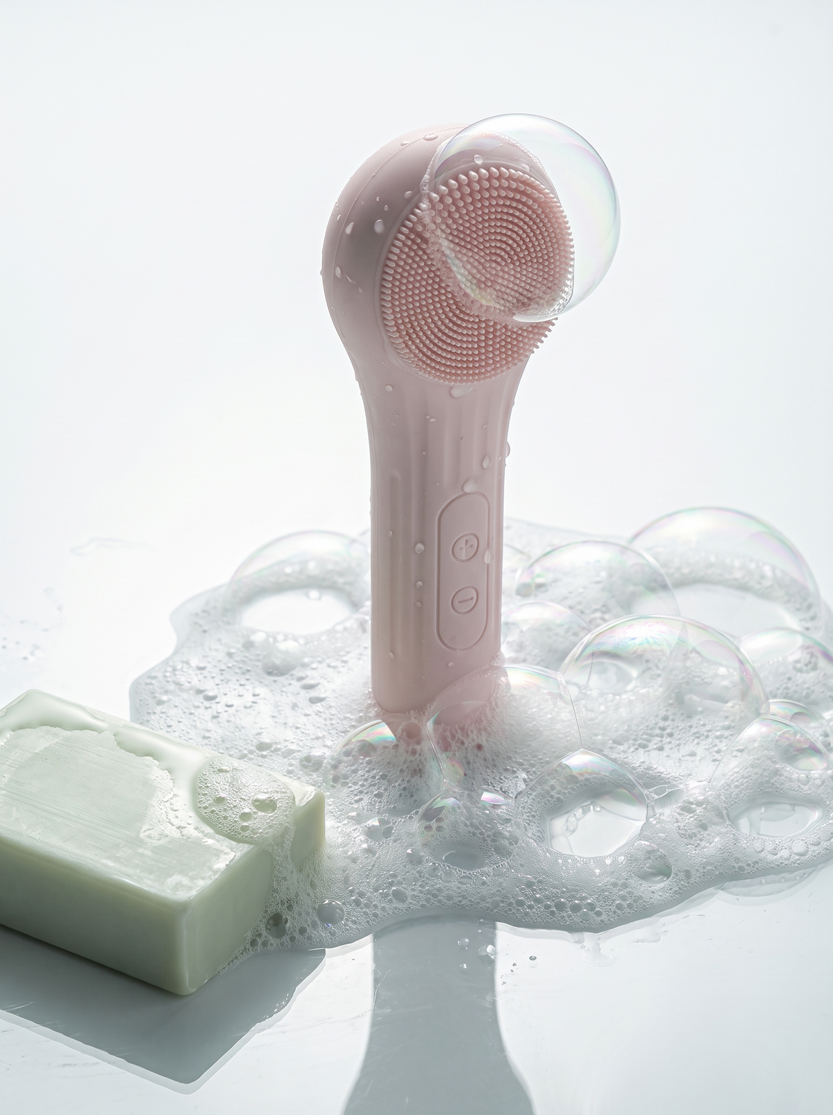 Nettoyage du visage en profondeur avec la brosse sonique chauffante