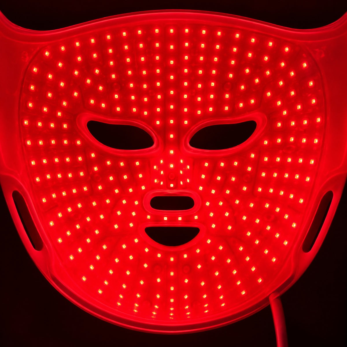 Masque LED allumé en lumière rouge